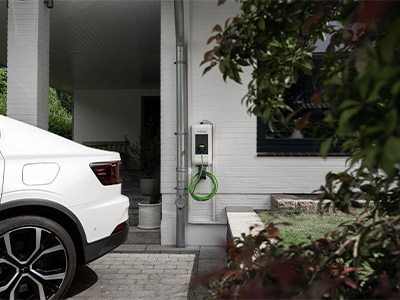 Elektroauto neben Wallbox