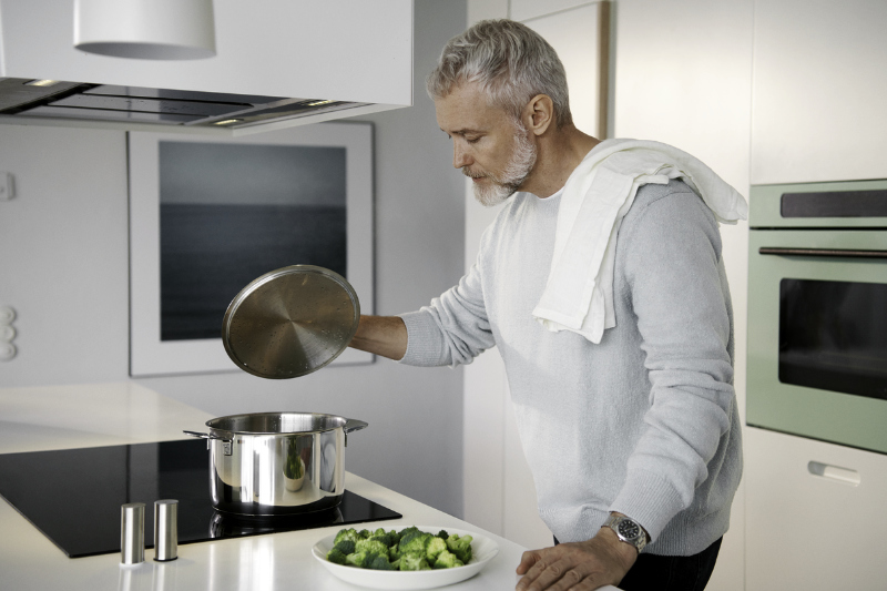 Ein Mann mittleren Alters am Kochen