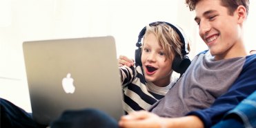 Kinder am Mac Laptop