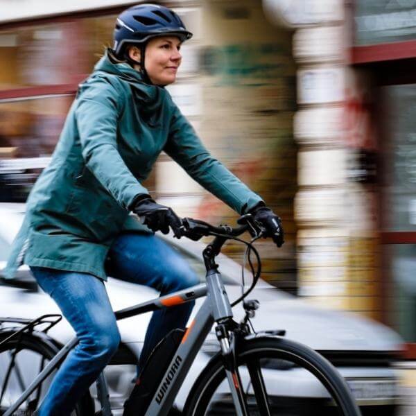 Frau mit dem E-Bike