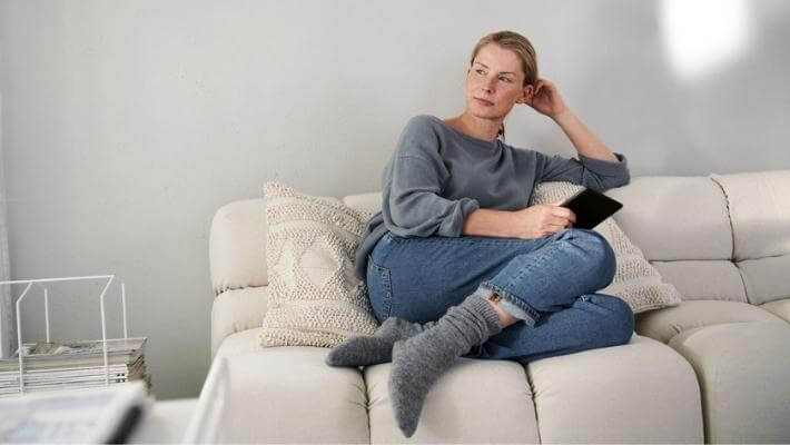Frau auf dem Sofa