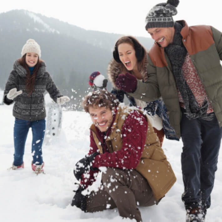 Familie Draußen im Schnee